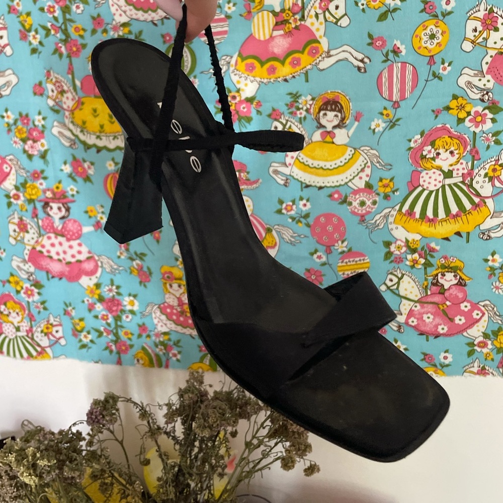 Vintage Bebe strappy heels with flared square heel size 7.5